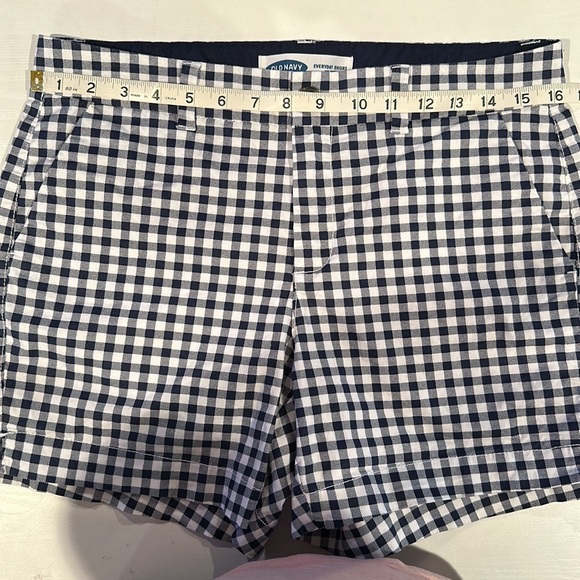Old Navy Women’s Mid Rise Everyday Short, 5” inseam, Navy & White check Size 6 - Picture 6 of 10